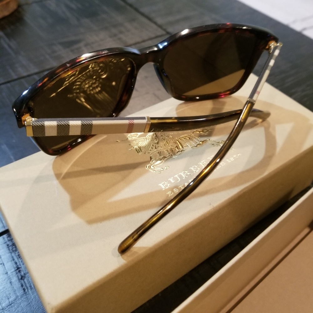 BURBERRY SUNGLASSES